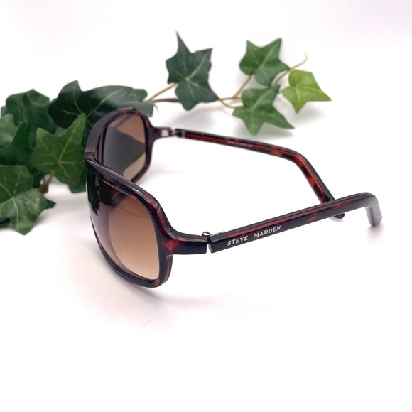 Steve Madden Tortoise Shell Pattern Sunglasses - Picture 2 of 3